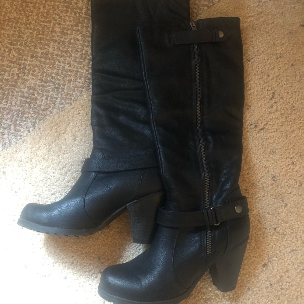 Nice black boots size 7. Beautiful. Like new